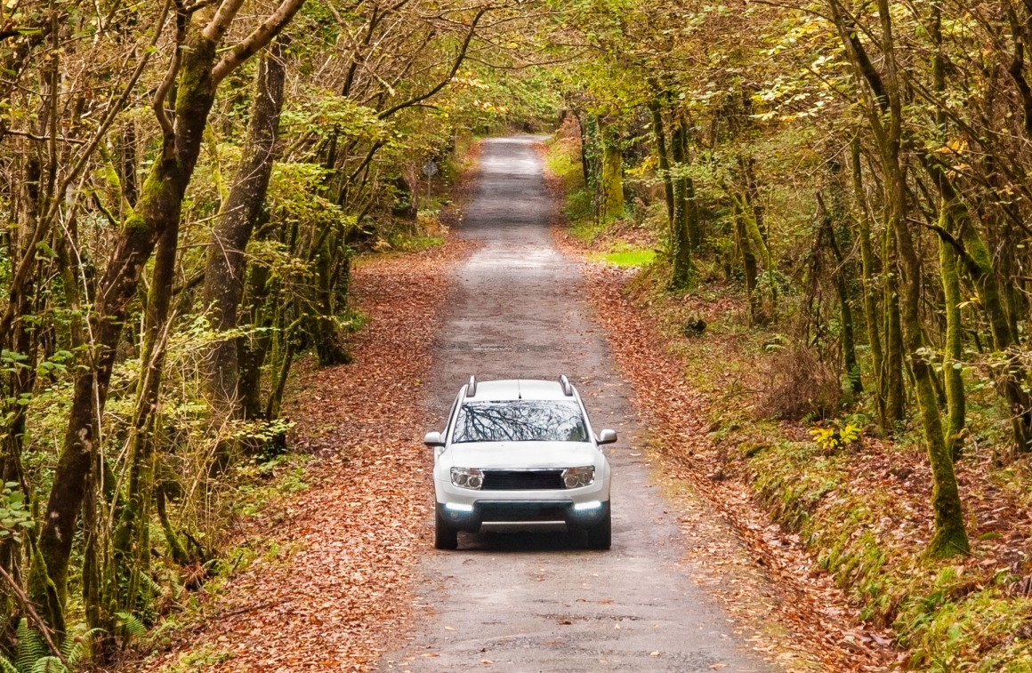 白天開啟晝行燈增加行車安全 省電、不炫目DRL shutterstock_163715915